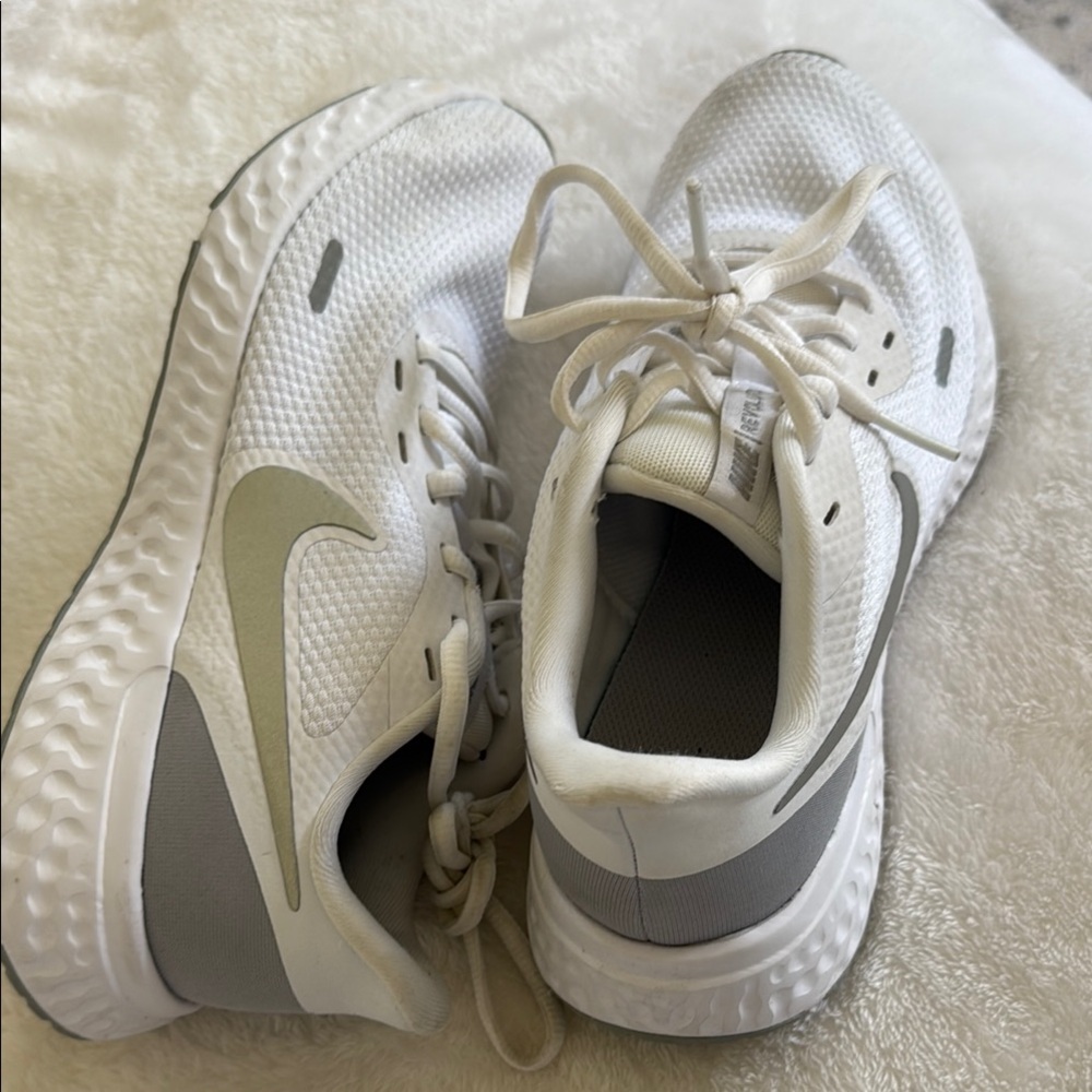 Nike Women's Athletic Shoes - White and Gray